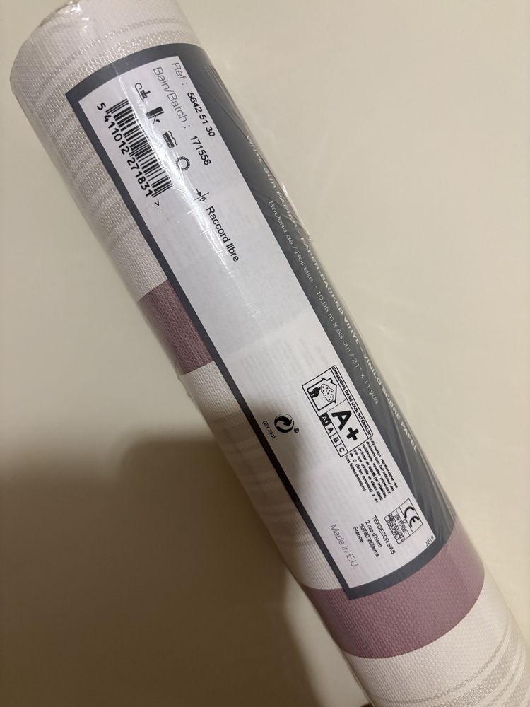 Papel de parede lilas e branco
