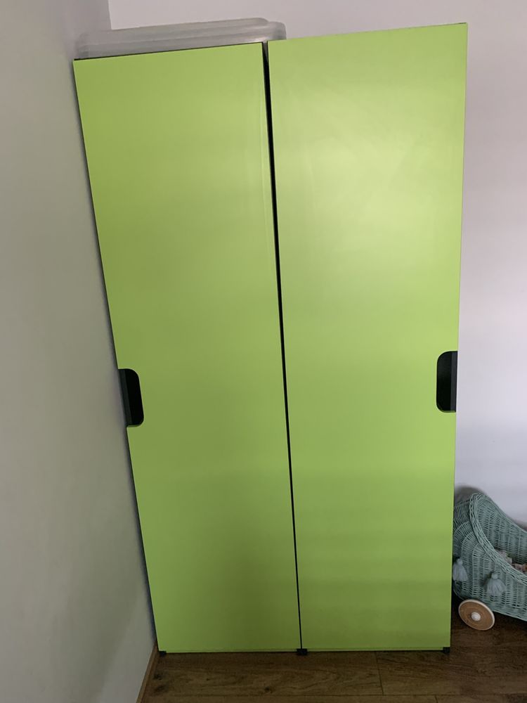 Dwie szafy z półkami