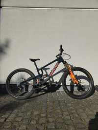 Santa cruz nomad v4 CC XL industry nine fox carbon sram shmiano saint