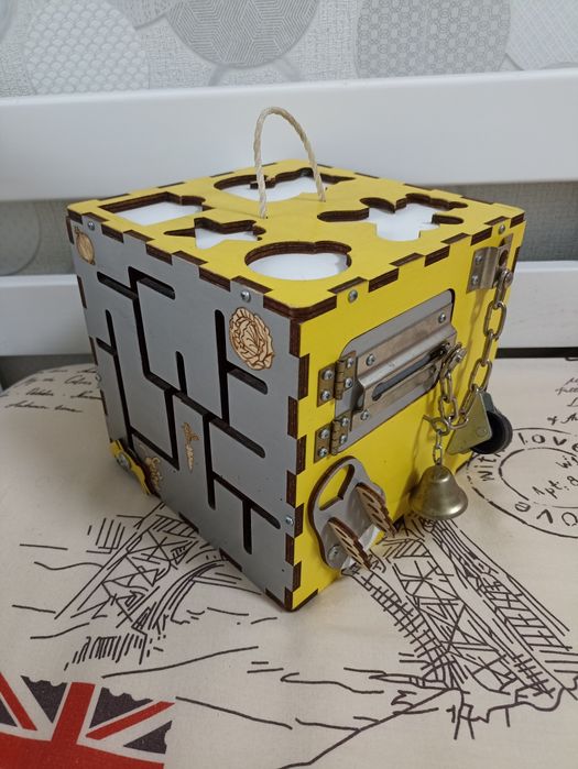 Бизикуб со светом, бізіборд