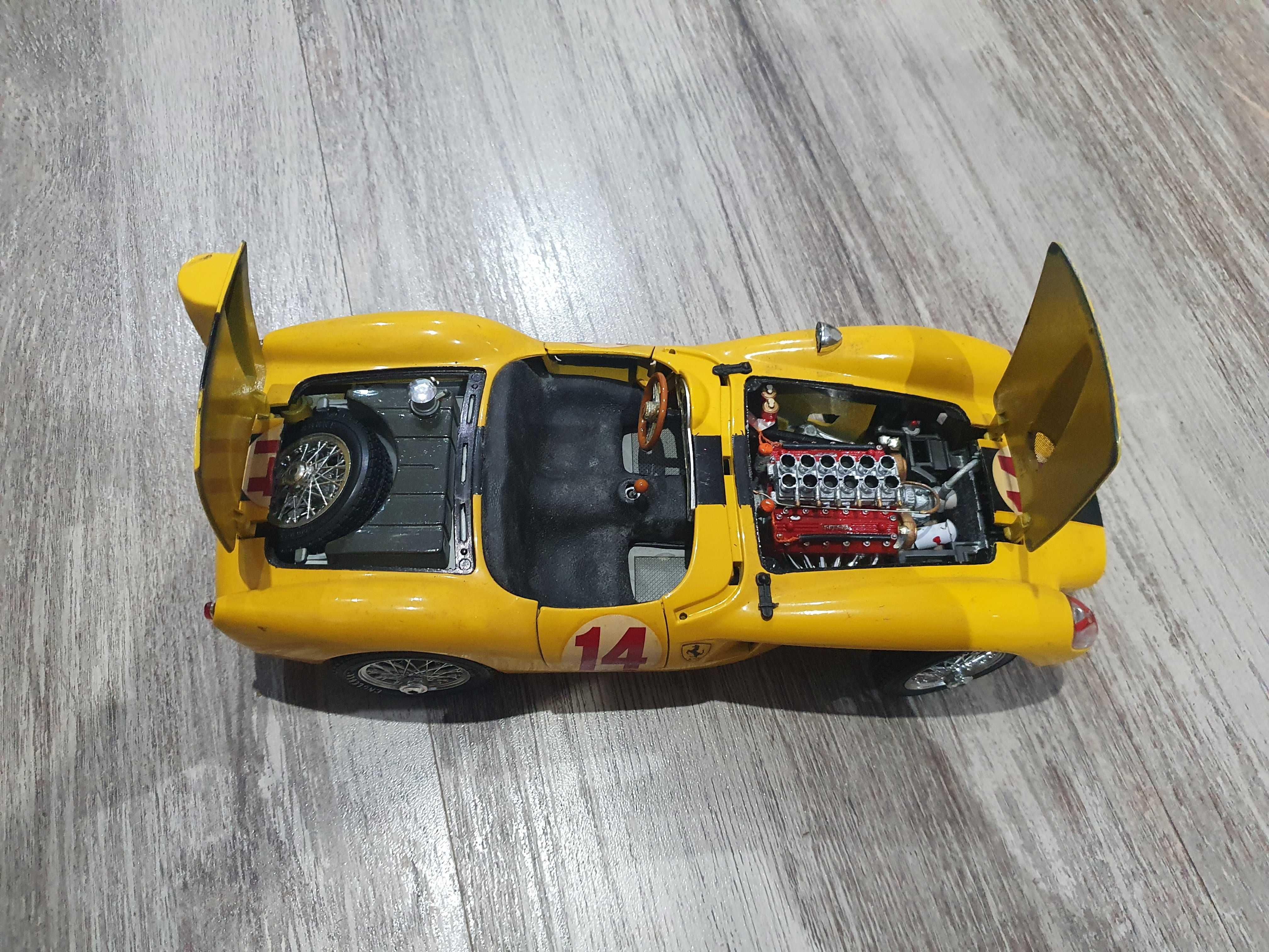 Auto Ferrari Burago - skala 1:18.       250 Testa Rossa