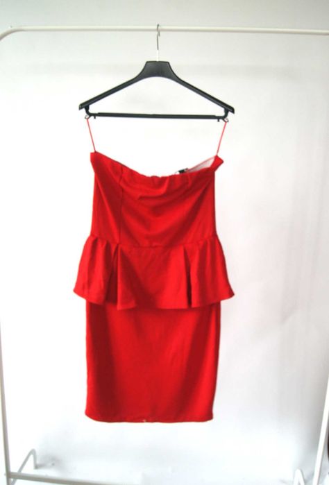 czerwona świąteczna sukienka wizytowa z baskinką Mango 38M Mini