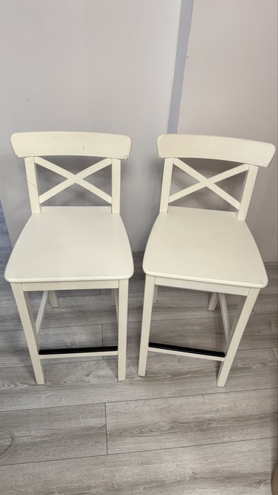 Zestaw 4 szt. krzeseł drewnianych białych wysokich z pokrowcami