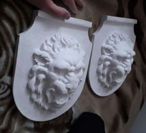 Львы из гипса. Голова льва. Панно, барельеф, лепнина, декор, статуя