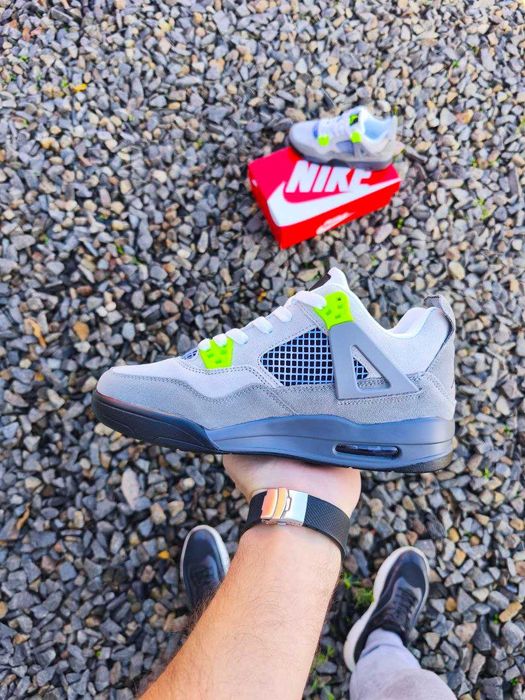 Чоловічі кросівки Nike Jordan 4 Retro демісезонні замша