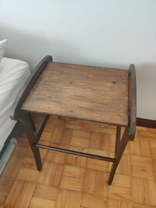 Mesa de cabeceira ou apoio