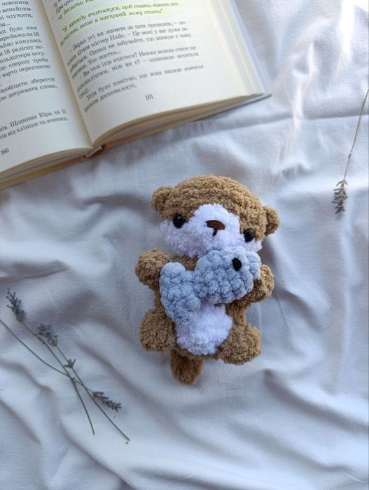 В'язана видра з рибкою