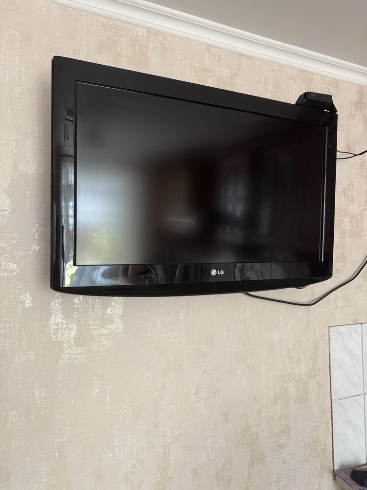Телевізор LG 32 дюйма (без smart TV) + Т2 в подарунок