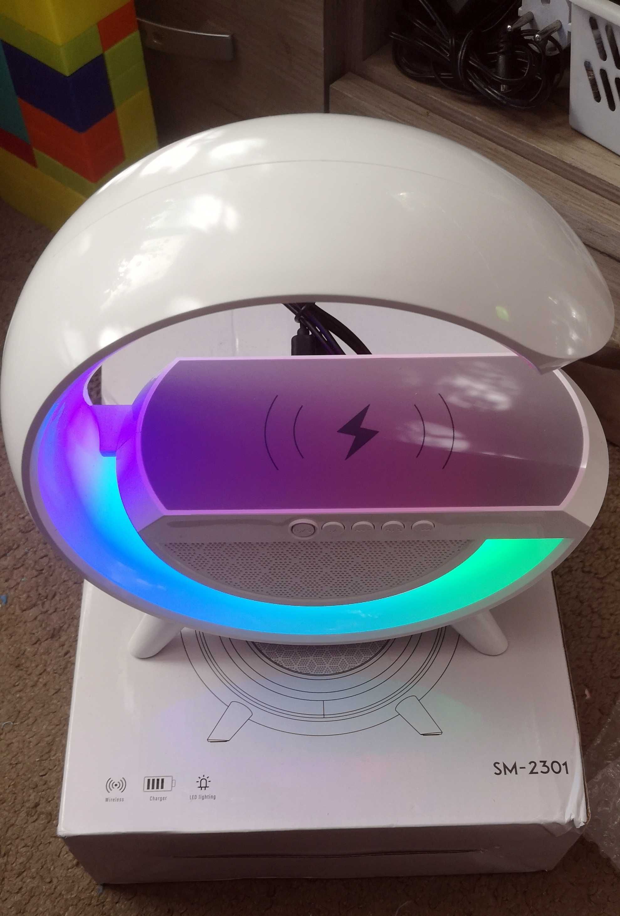 głośnik bluetooth 
ładowarka bezprzewodowa
radio FM
lampka nocna