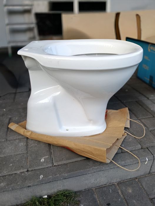 WC Cersanit, misa stojąca, sedes, odpływ pionowy