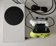 Konsola Xbox series S z dwoma padami oraz ładowarką do akumulatorów