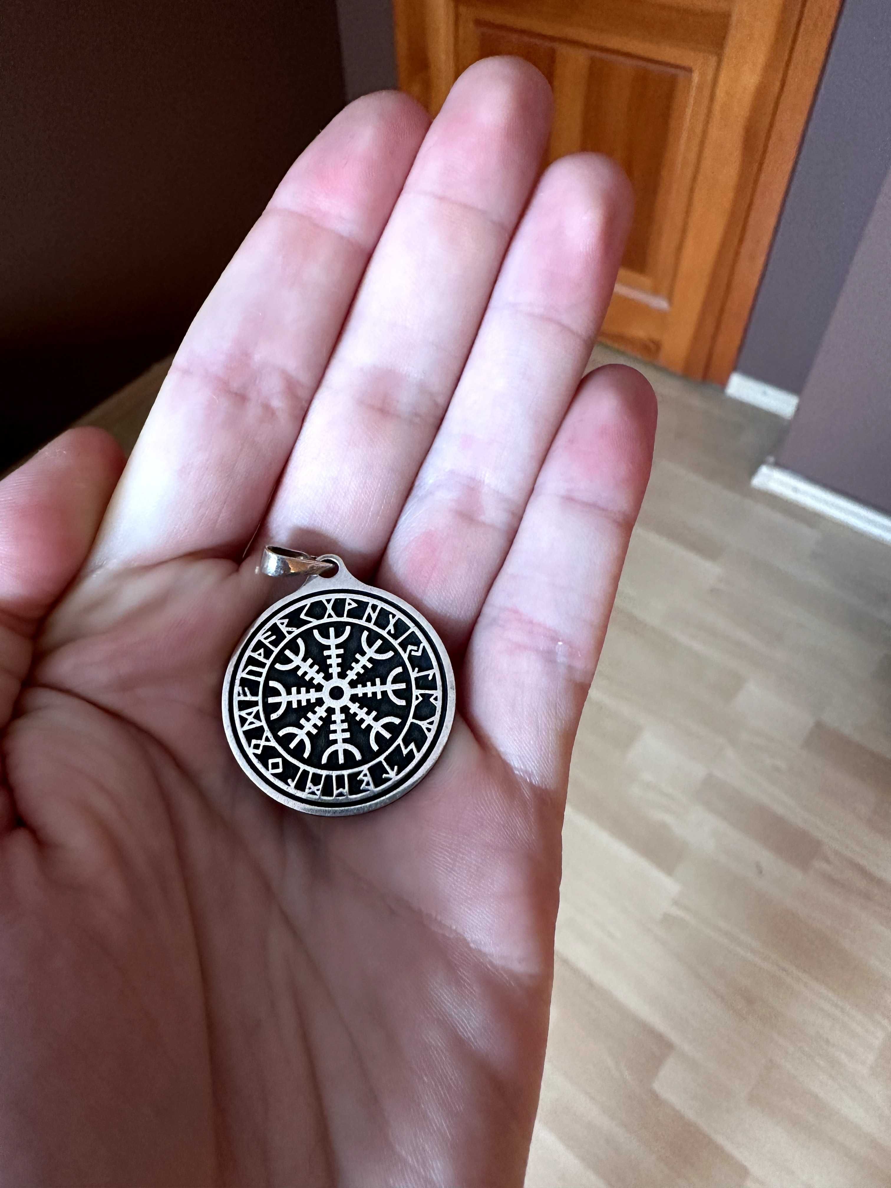 Srebny naszyjnik, tarcza algizowa AEGISHJALMUR, amulet