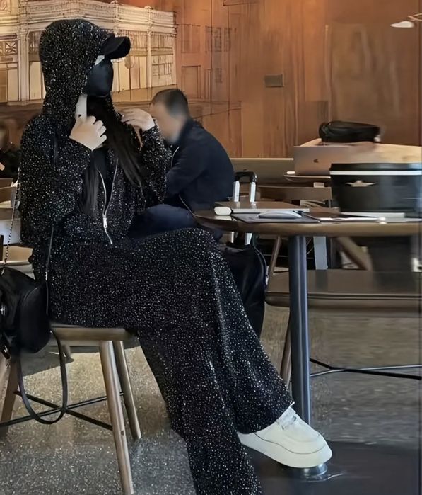 Костюм зі стразами