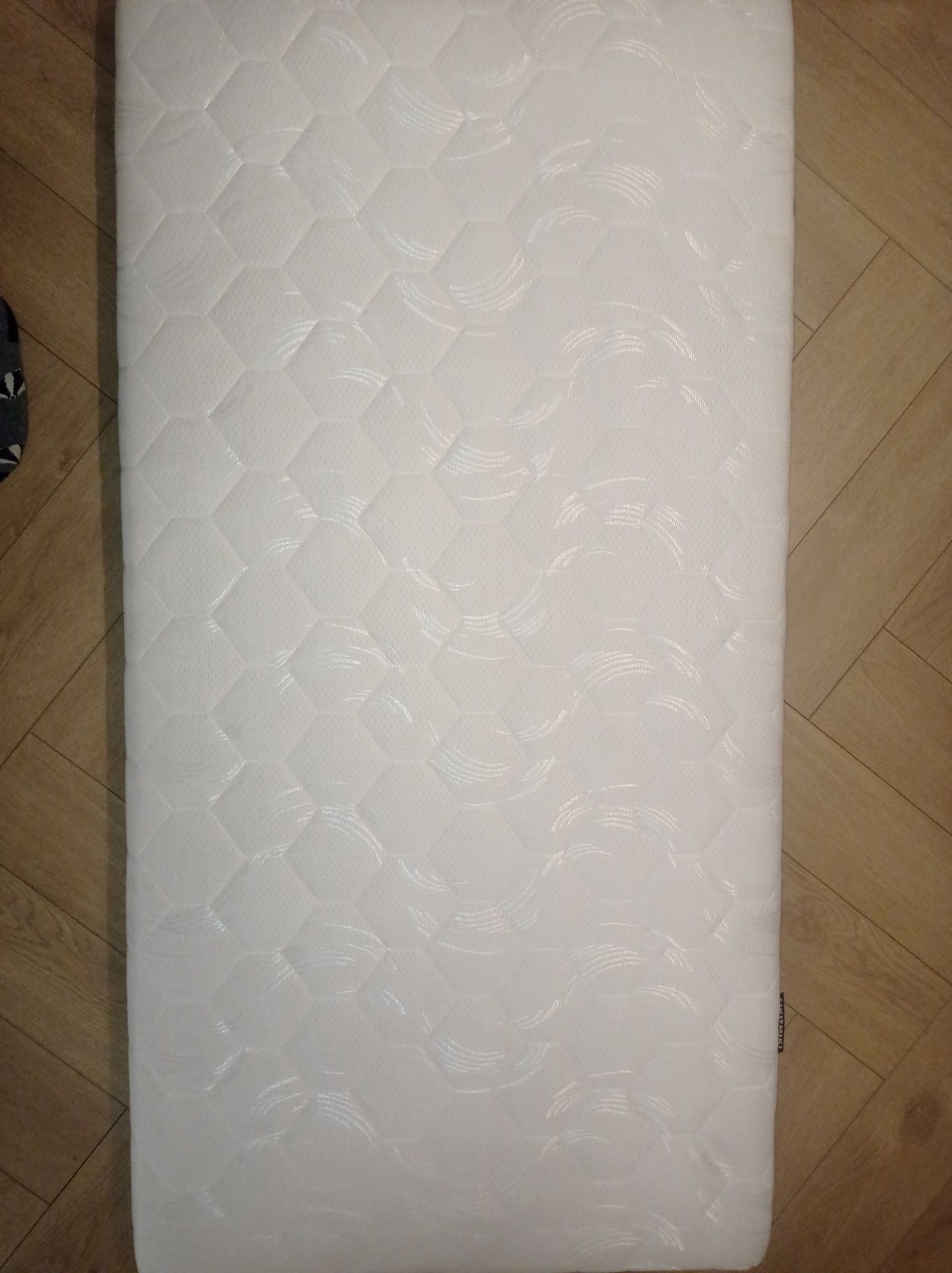 Łóżeczko niemowlęce 140x70 cm z materacem