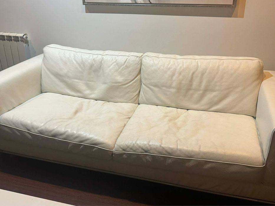 Sofa em pele branca