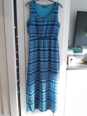 Niebieska sukienka we wzory maxi