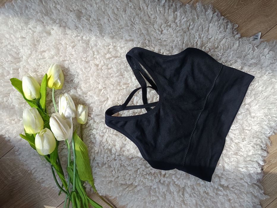 czarny top sportowy z odkrytymi plecami S
