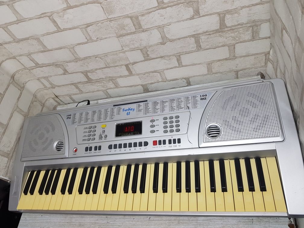 Синтезатор Casio CTK-750/FunKey 61 б/у з Німеччини