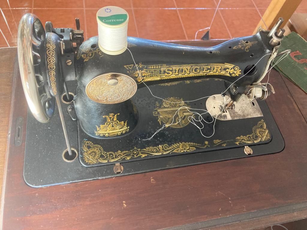 Máquina de costura antiga (vintage)