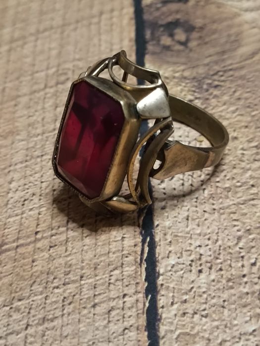 Duży stary pierścień PRL . Miedziak ,tombak z czerwonym oczkiem. Vinta