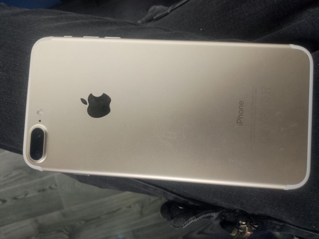 Продам Айфон 7+ б/у