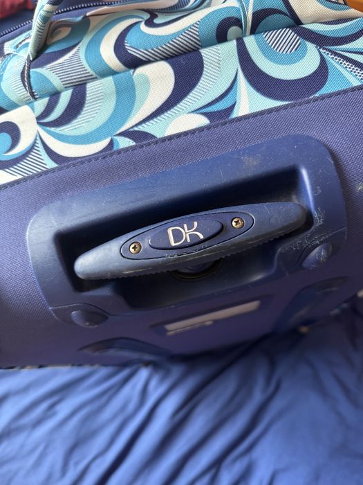 Walizka miękka na kółkach marki DAKINE niebieska w kwiaty hippie