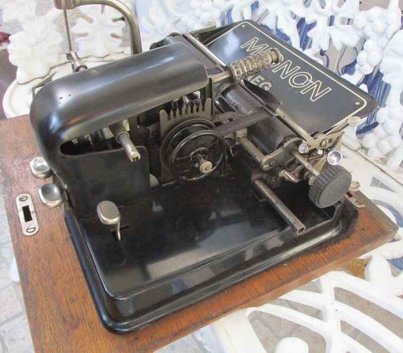 Maquina escrever com 120 anos com caixa