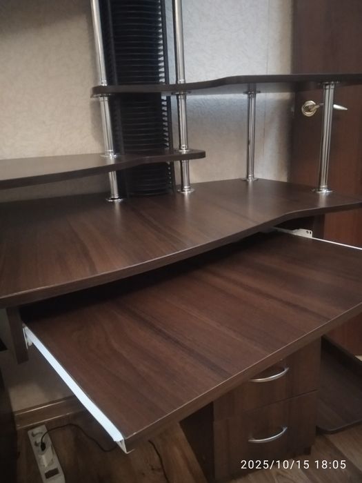 Стіл комп'ютерний, письмовий . Стол компьютерный, письменный. Парта