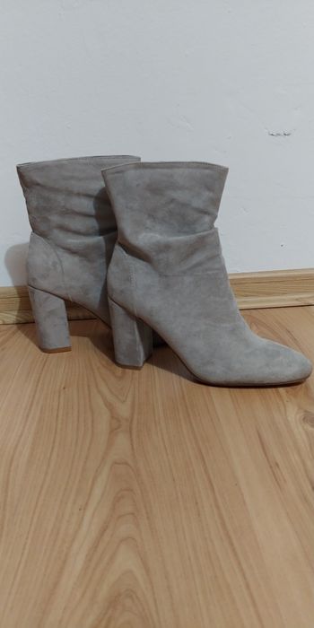 Zamszowe botki na słupku