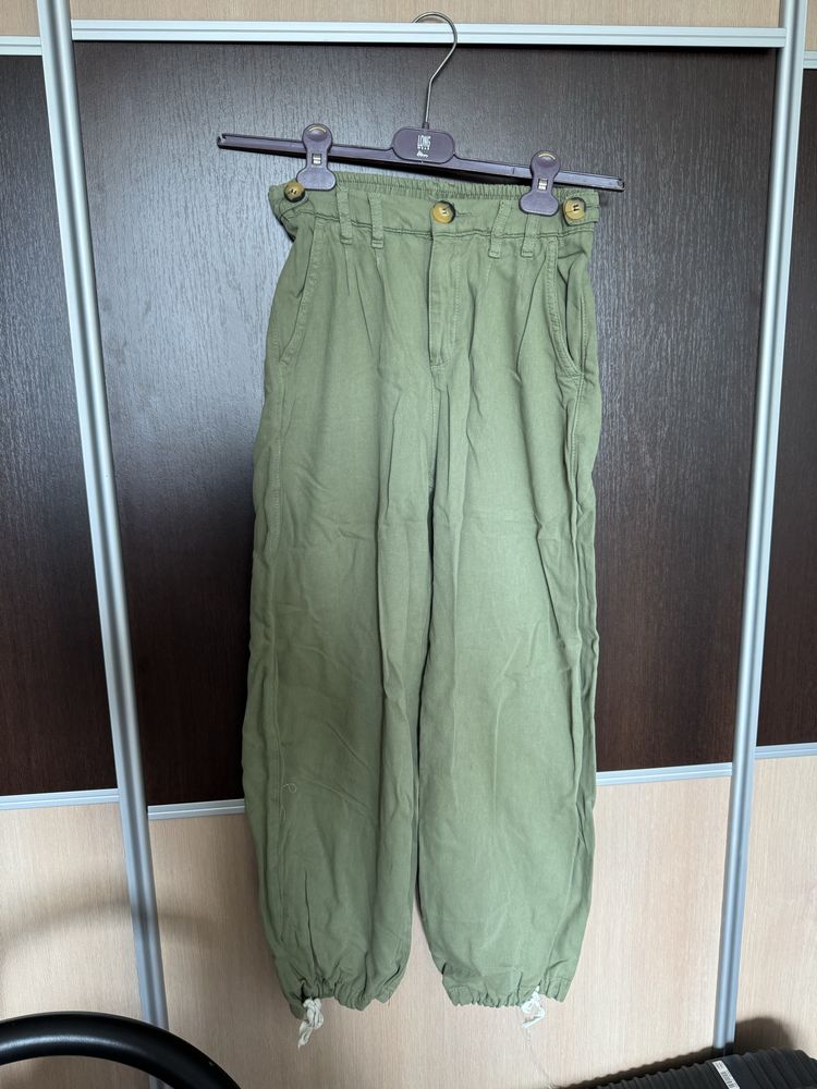 Zielone spodnie cienkie Bershka 36