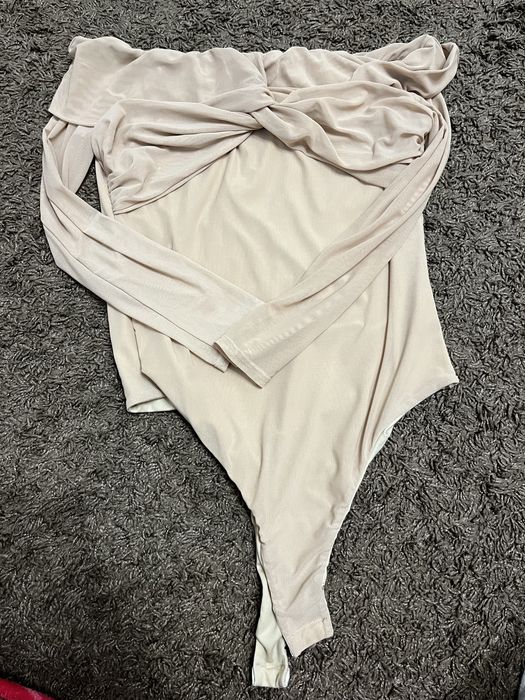 Жіночий боді зі спущеними плечима