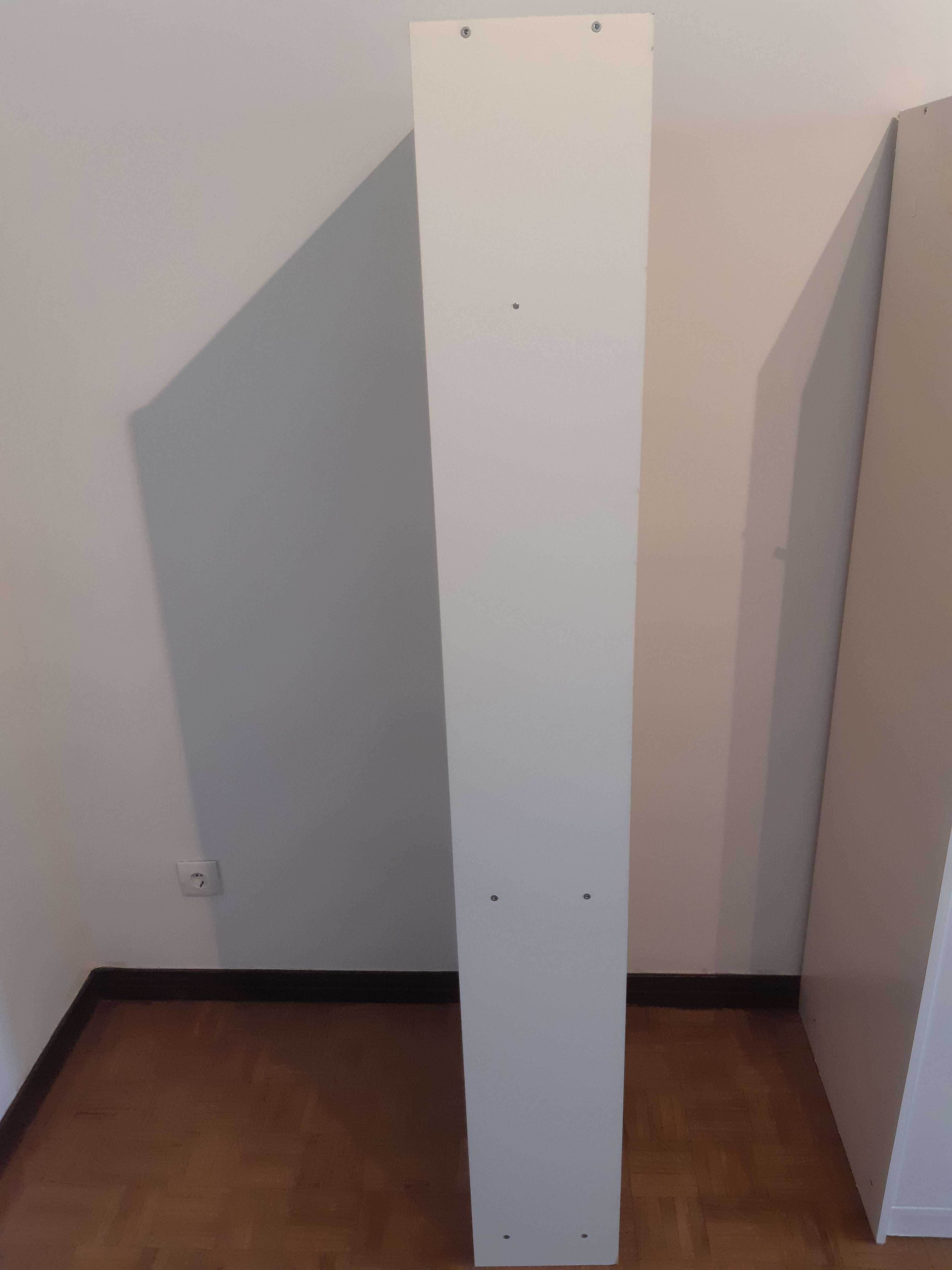A: Estante branca Ikea Gersby 60x180cm