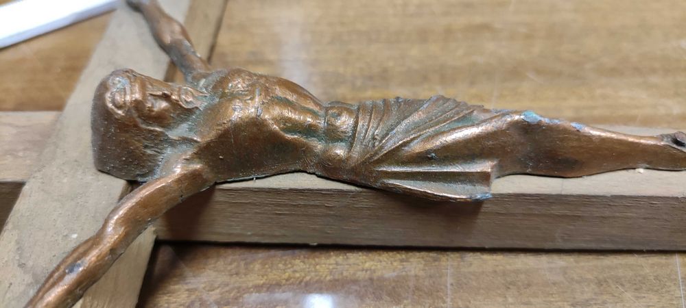 stary drewniany krzyżyk Jezus krucyfiks