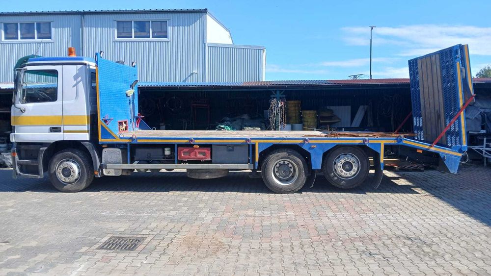 Samochód ciężarowy  laweta mercedes actros