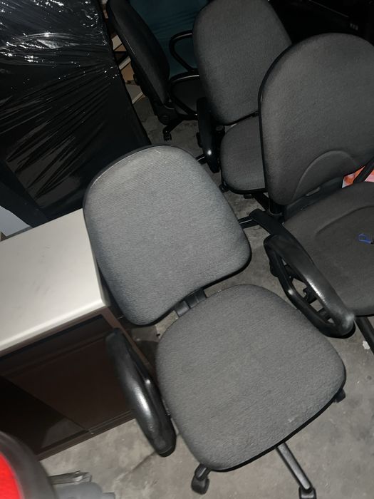 Cadeira de Rodas Secretaria cinza em bom estado - escritorio ou quarto