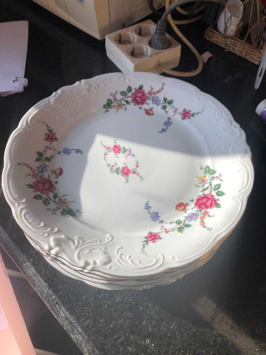 prato de refeicao branco com flores variadas