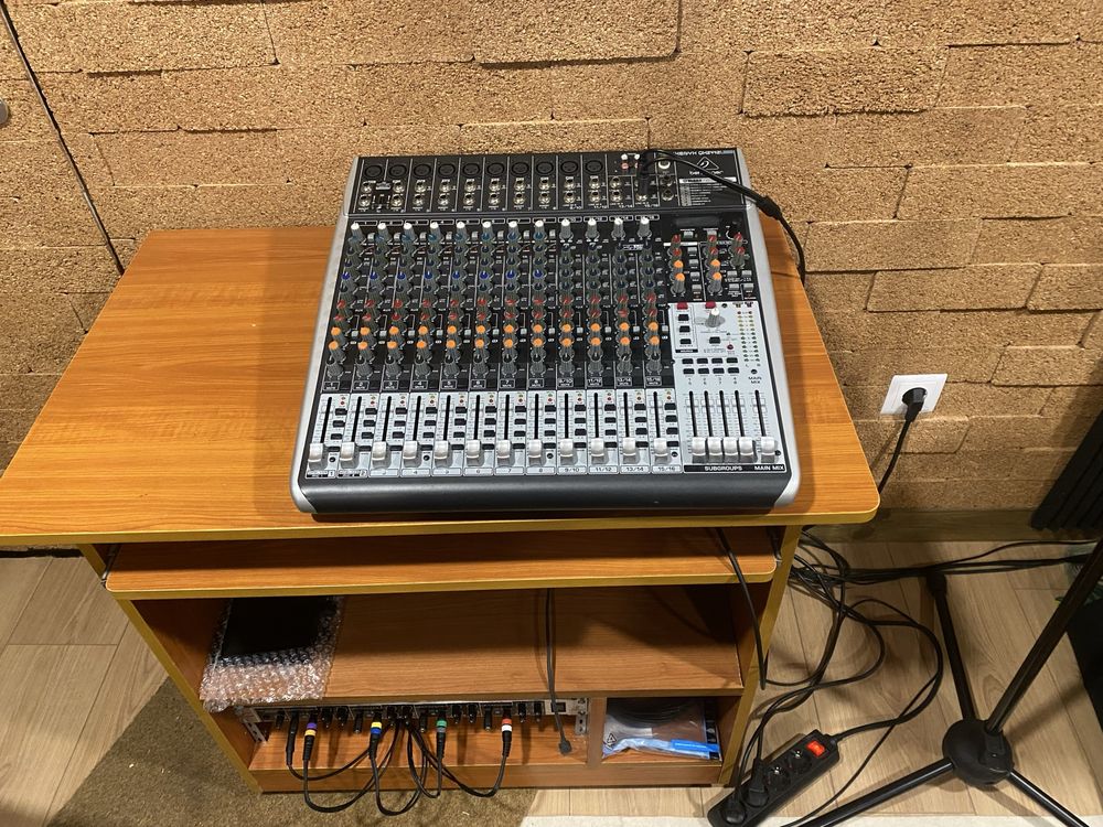 Mesa mistura Behringer QX 2442 USB