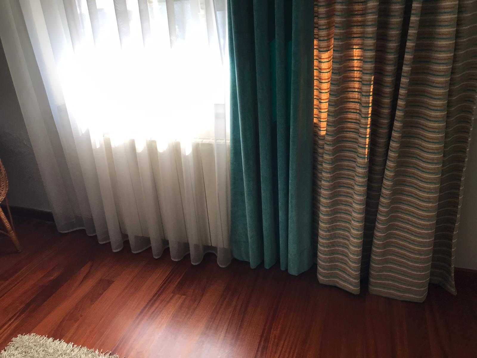 Cortina/Cortinado de veludo com varão (2,53m)e almofadas incluído