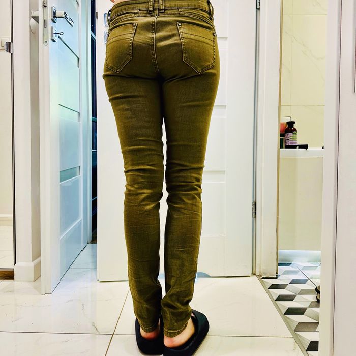 Zielonkawe spodnie khaki biodrowki z zamkami rozm. 38