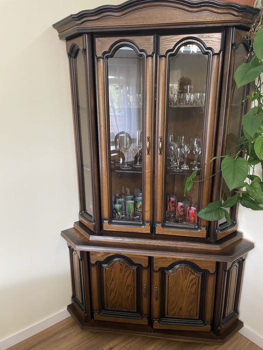 Stół dębowy z 12 krzesłami, komoda, witryna