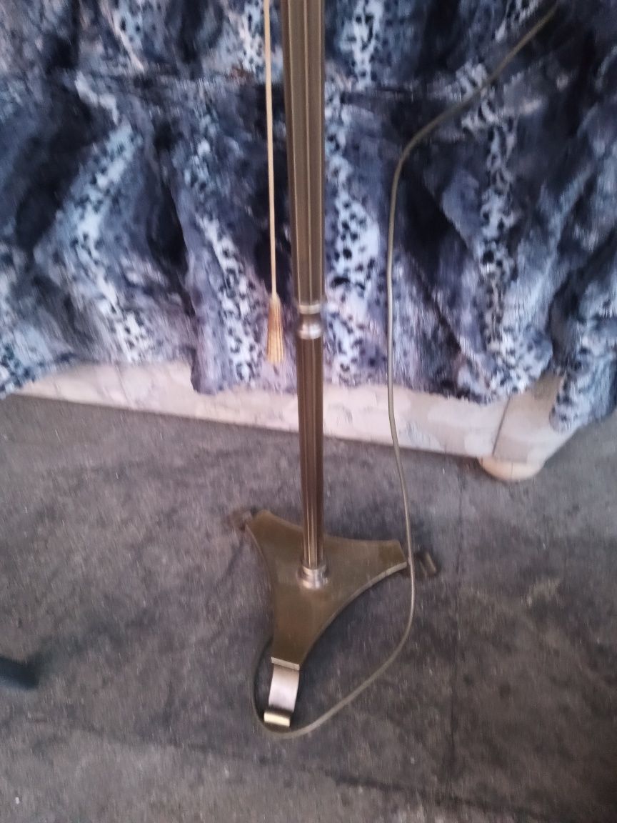 Lampa stojąca na trójnogu  z abażurem