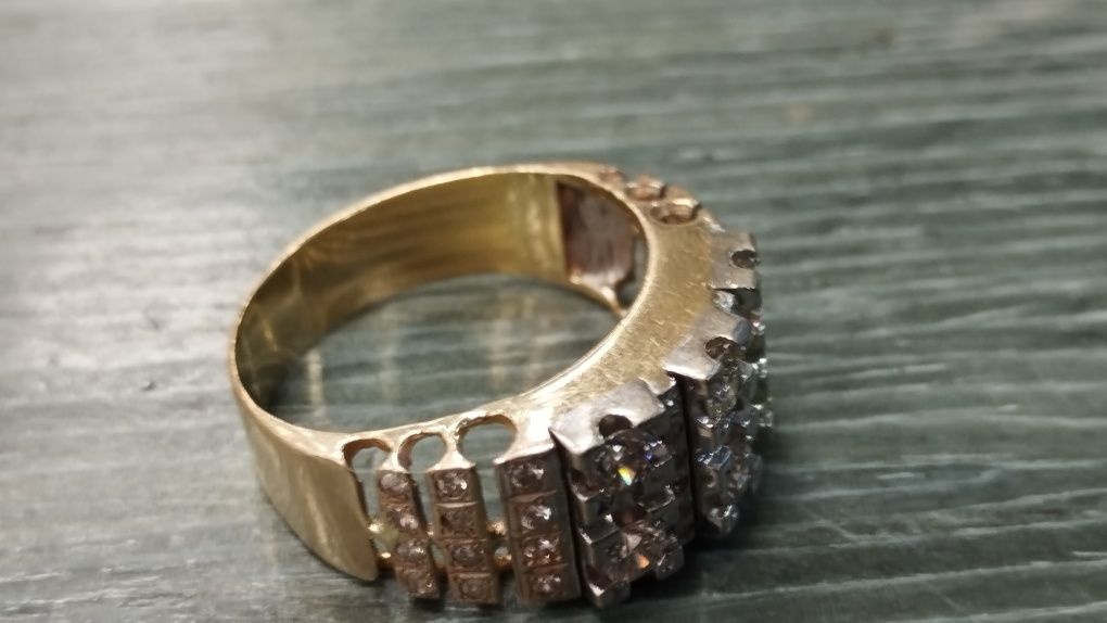продам кольцо с бриллиантами