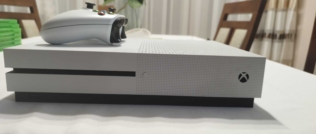 X-box one s + 1 pad + 7 gier