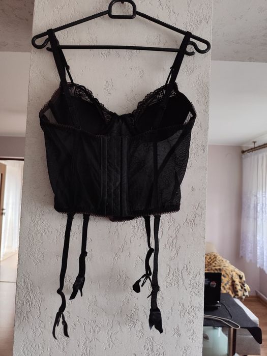 Haftowany top gorsetowy z paskami do pończoch na regulowane ramiączka