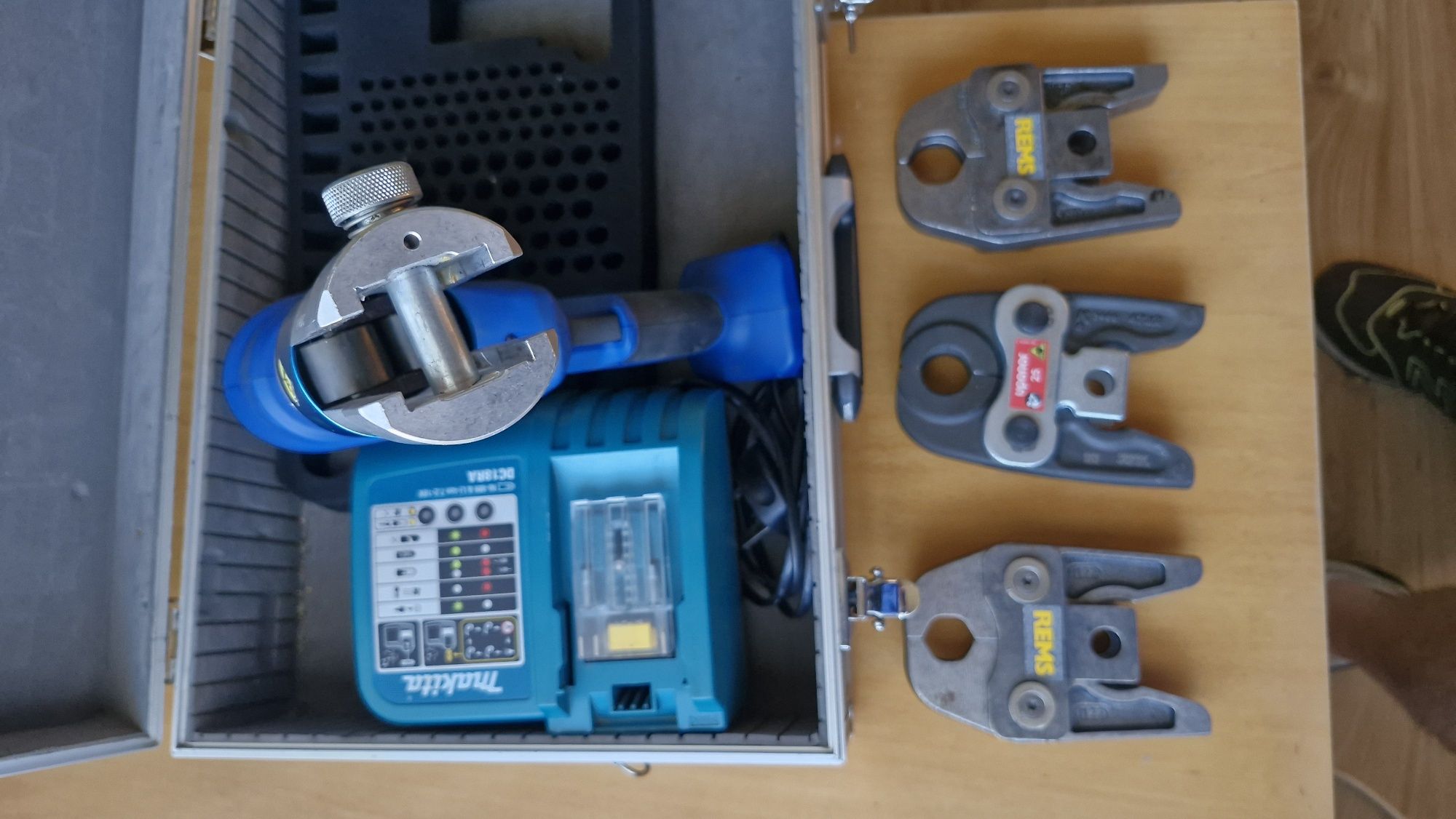 Zaciskarka Uponor i- PRESS