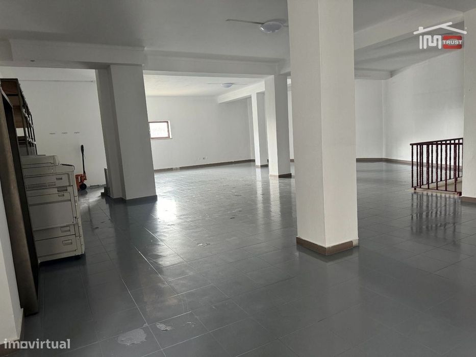 Armazém com potencial para conversão em Apartamentos com dois pisos...