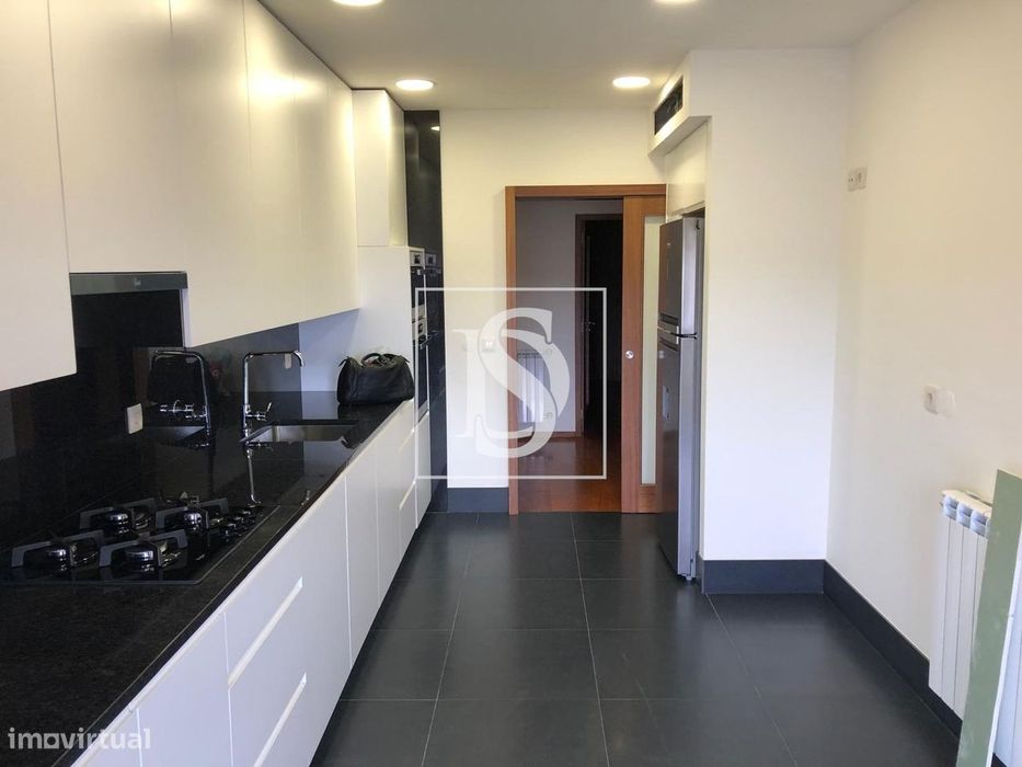 Apartamento T3 no CENTRO de Braga, c/2 SUITES, GARAGEM p/2 carros e VA
