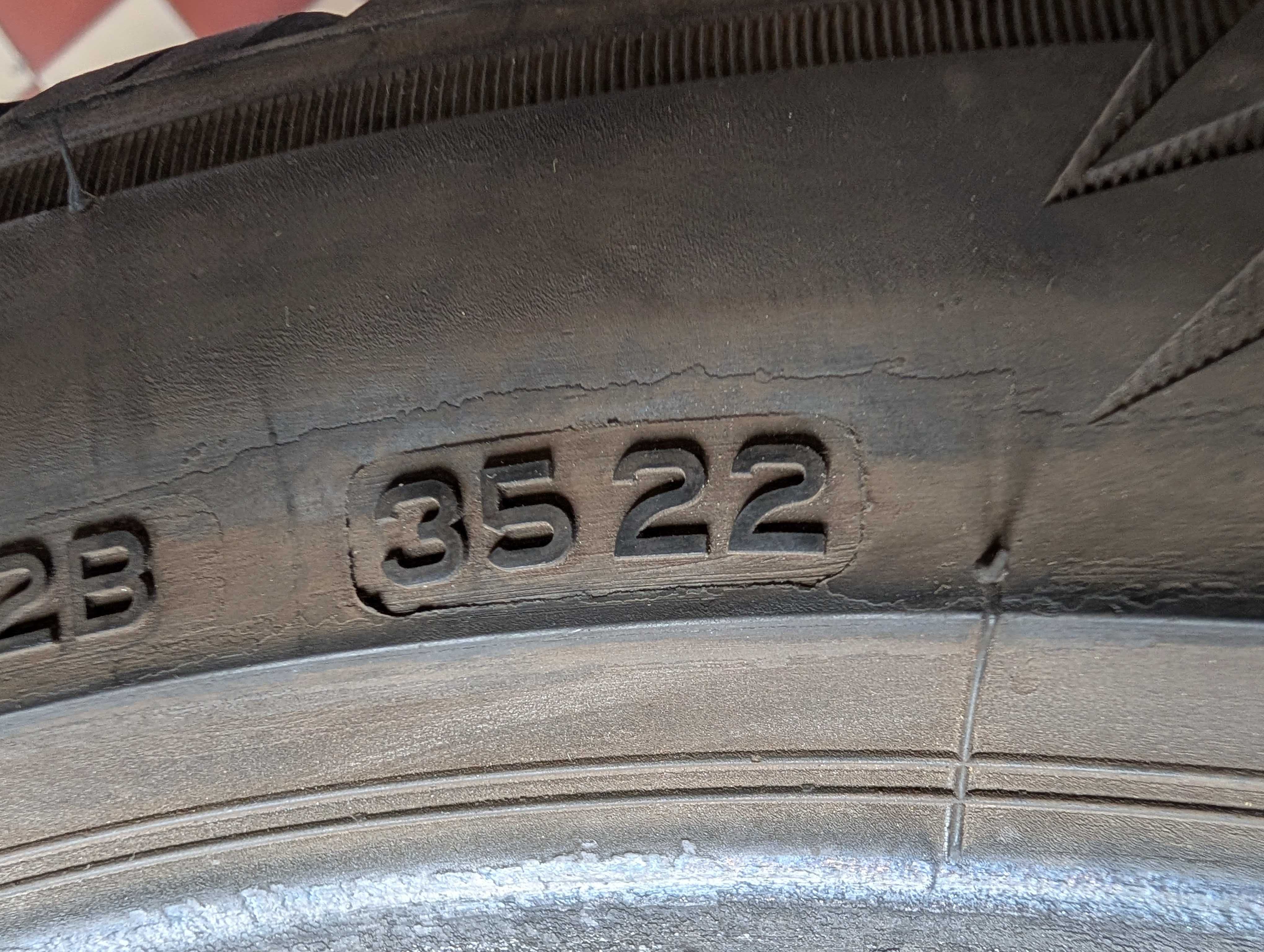 Bridgestone Blizzak LM005 235/45R18 98V #62&