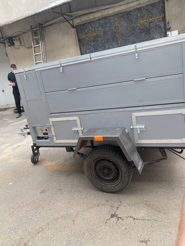 продам холодильну вітрину-причіп.