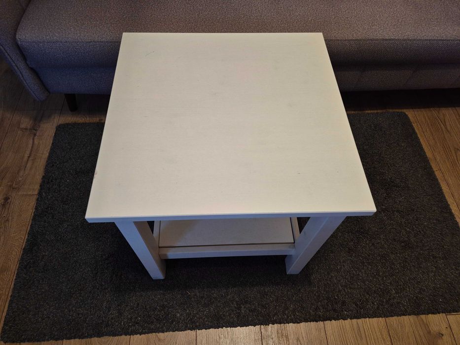 Biały stolik kawowy Ikea Hemnes z półką